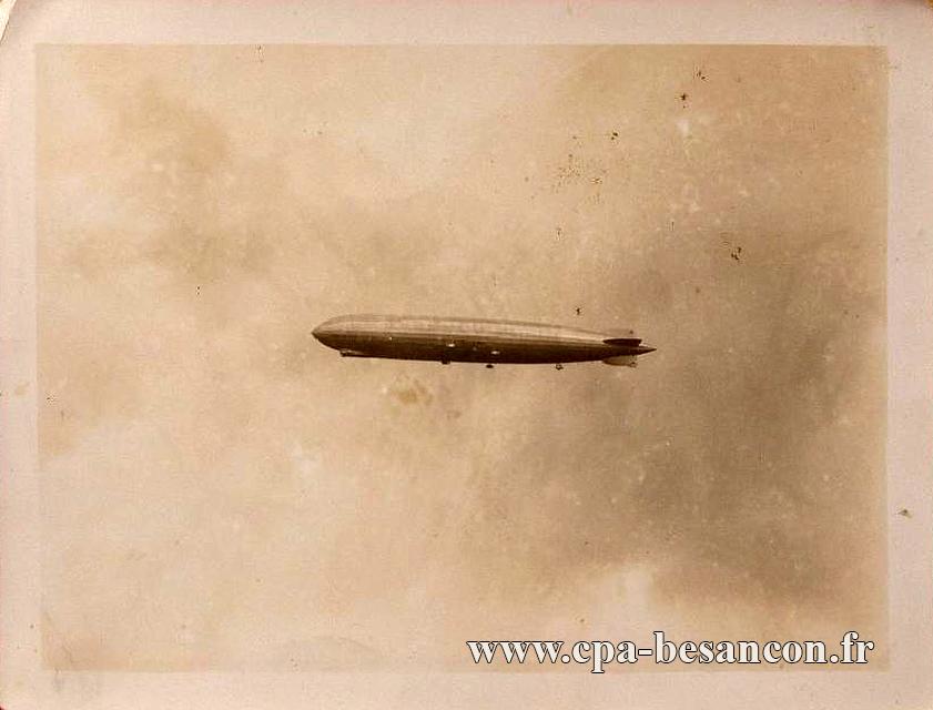 Le dirigeable allemand D - LZ 127... "Pris à son passage au dessus de Besançon en mai 1933"